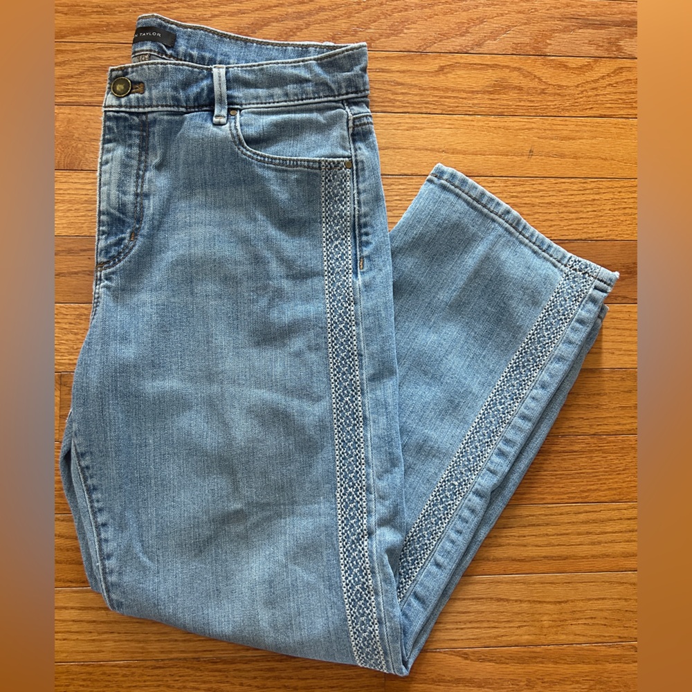 Ann Taylor Straight Crop Jeans Women’s Size 4 Light Wash Embroidery